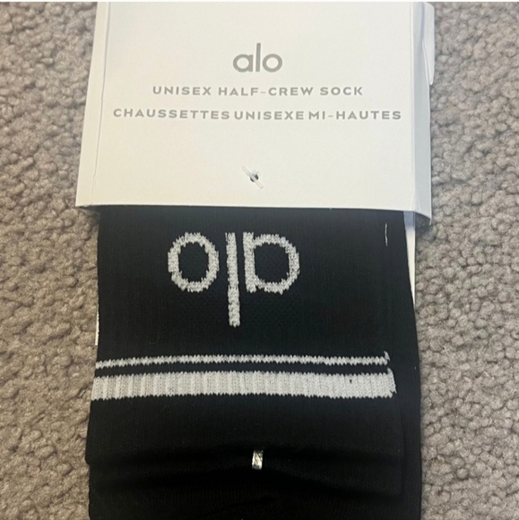 ALO Yoga Black and White Half-Crew Socks 2 Pair Size MEDIUM Unisex - Picture 3 of 4